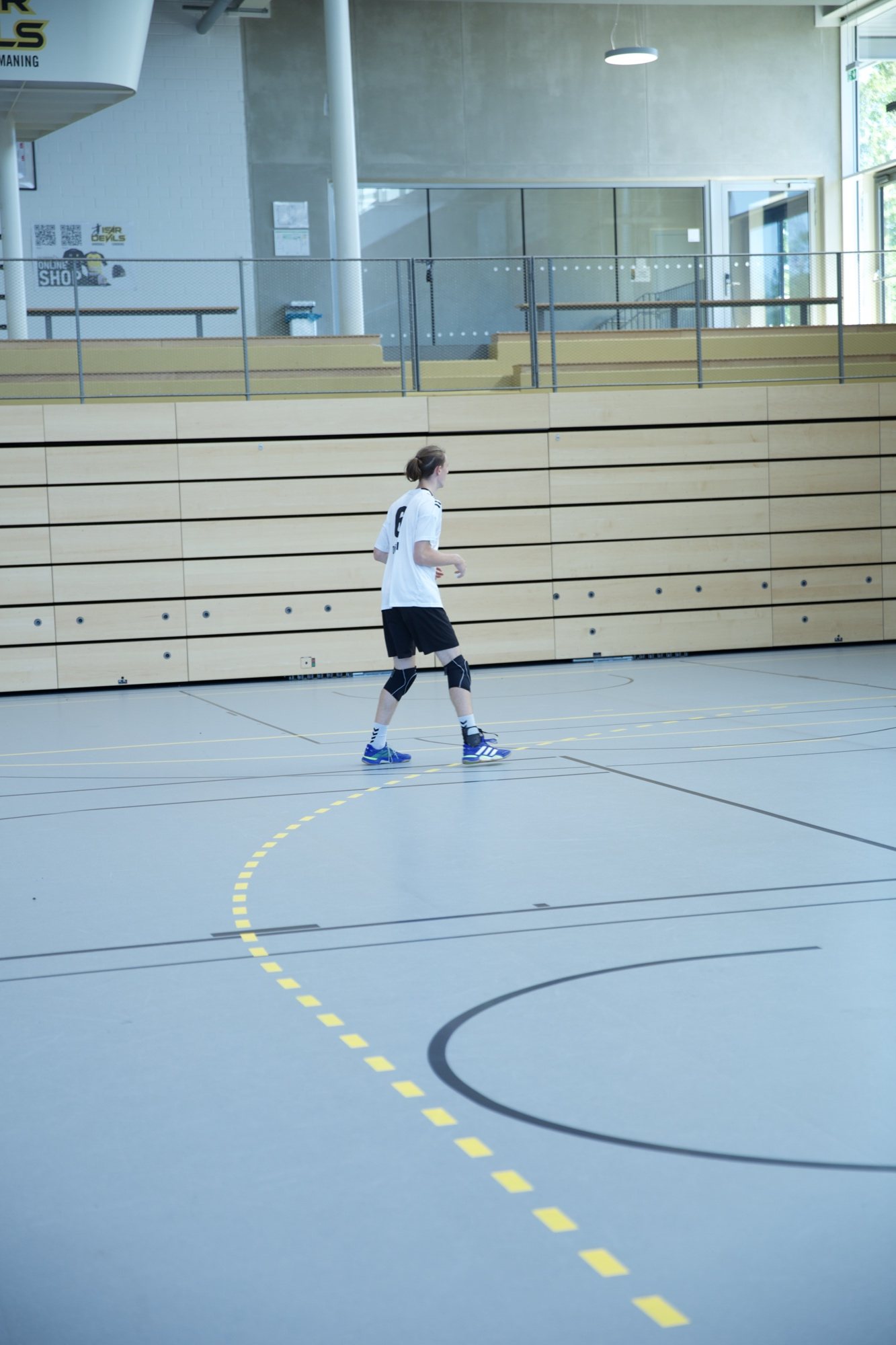Spieler mit Ball in der Sporthalle