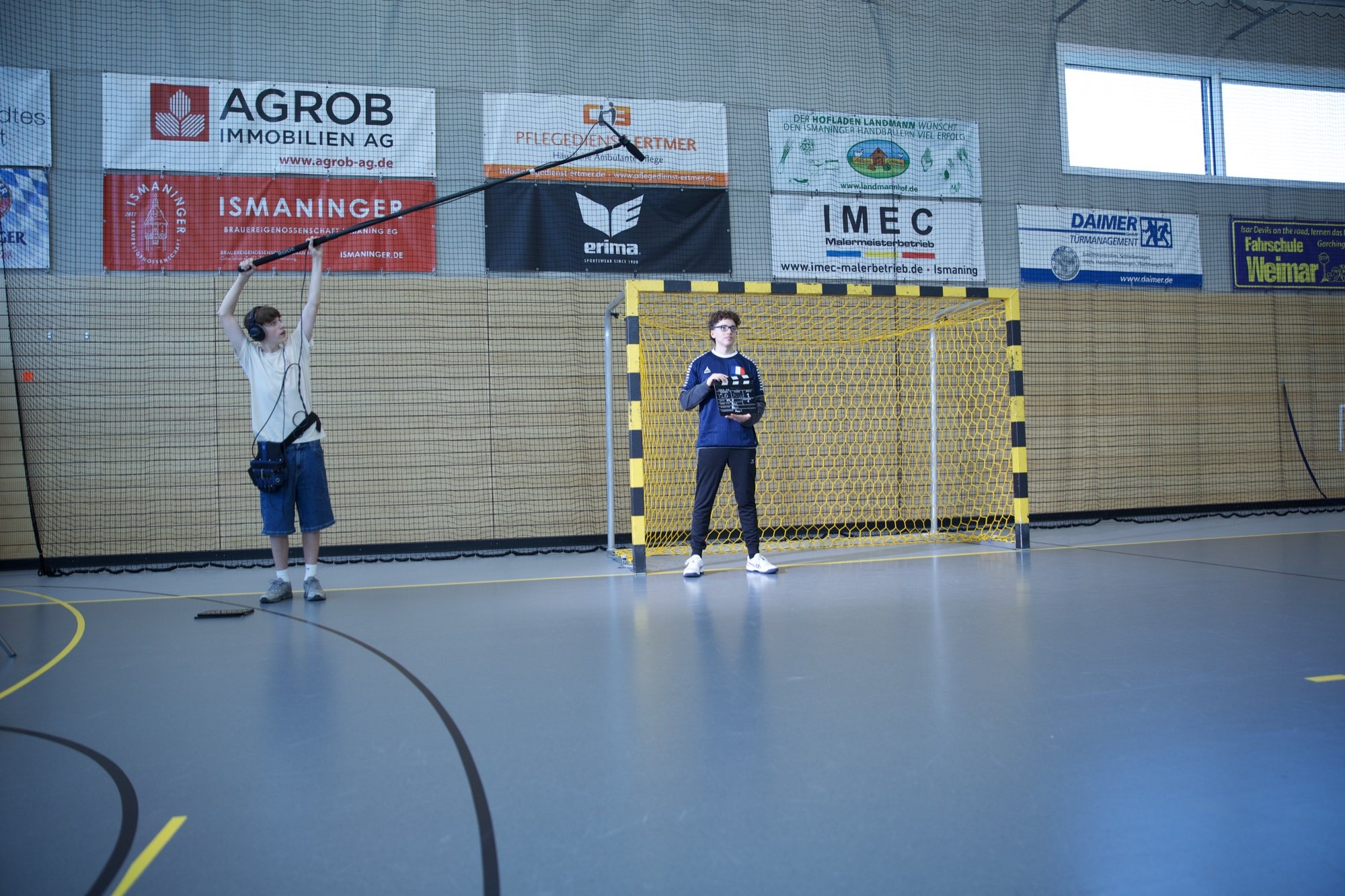 Weite Aufnahme: Wurf aufs Handballtor