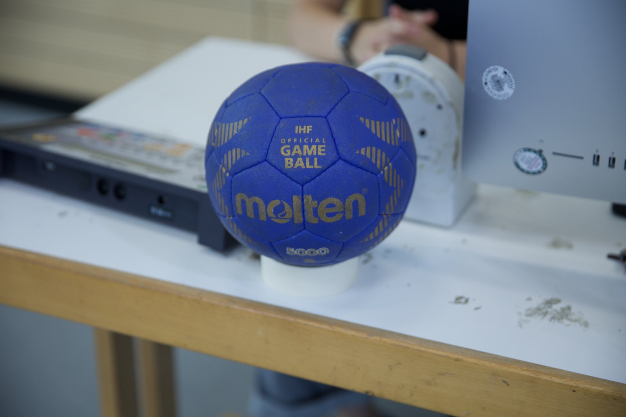 Blauer Molten Handball auf dem Tisch des Kampfgerichts